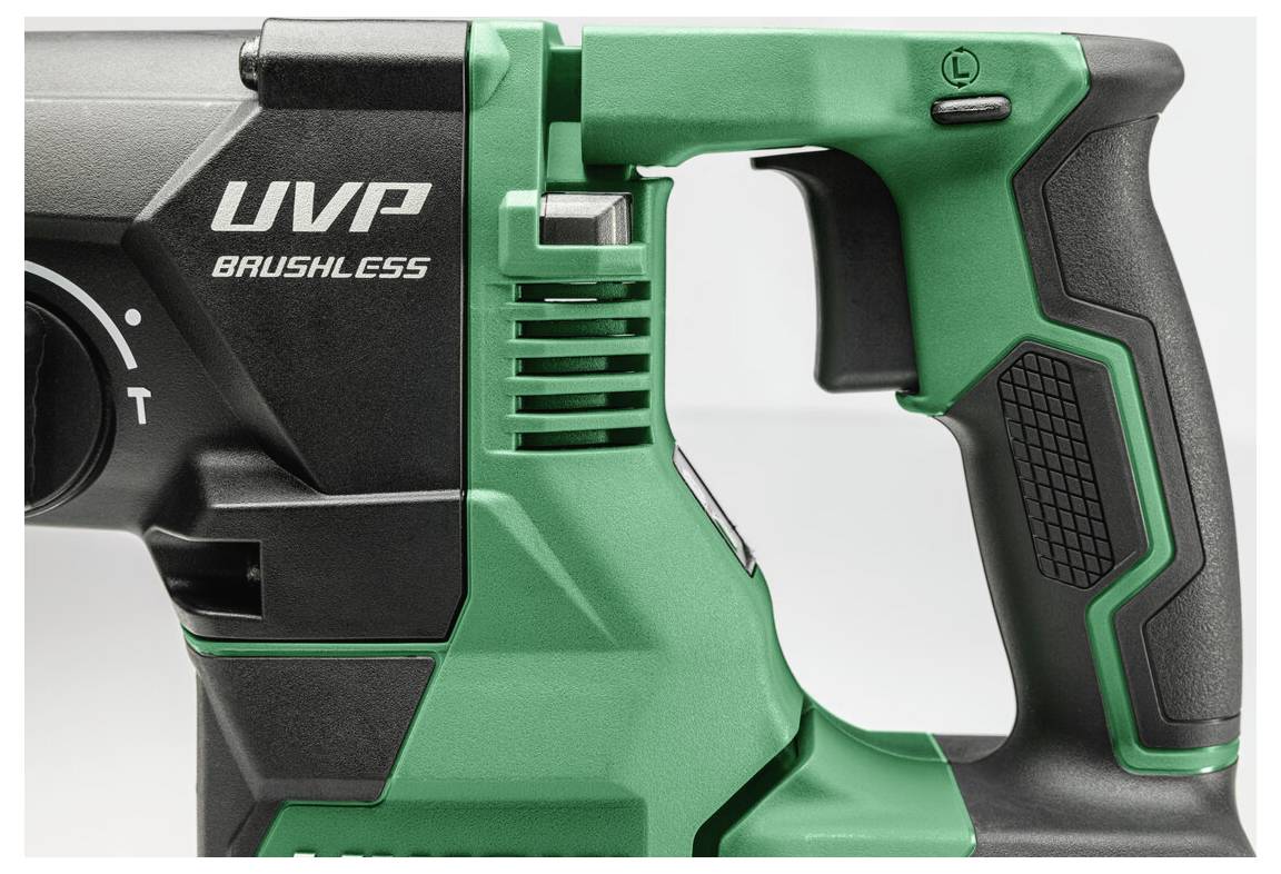 Eine Nahaufnahme eines grünen und schwarzen Griffes eines Elektrowerkzeugs, mit der Bezeichnung ‚UVP Brushless', die den ergonomischen Griff und Details des Schalters hervorhebt.