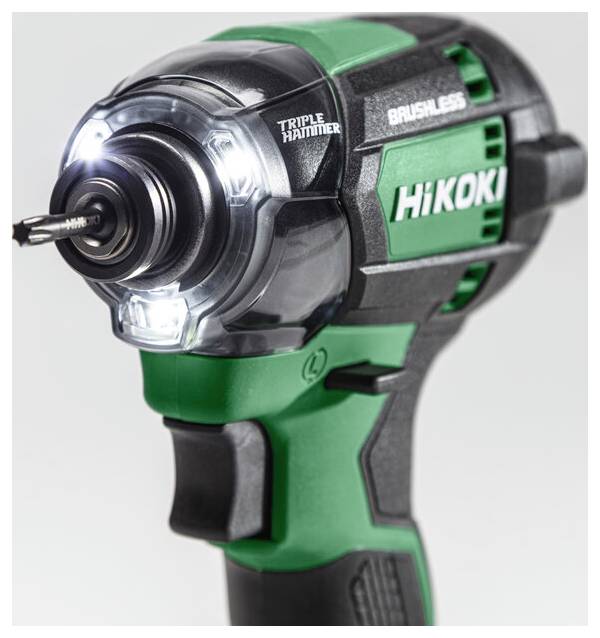 Ein grün-schwarzer kabelloser Schlagschrauber mit einer leuchtenden LED-Lampe, auf dessen Gehäuse die Aufschriften ‚TRIPLE HAMMER' und ‚BRUSHLESS' sowie der Markenname sichtbar sind.