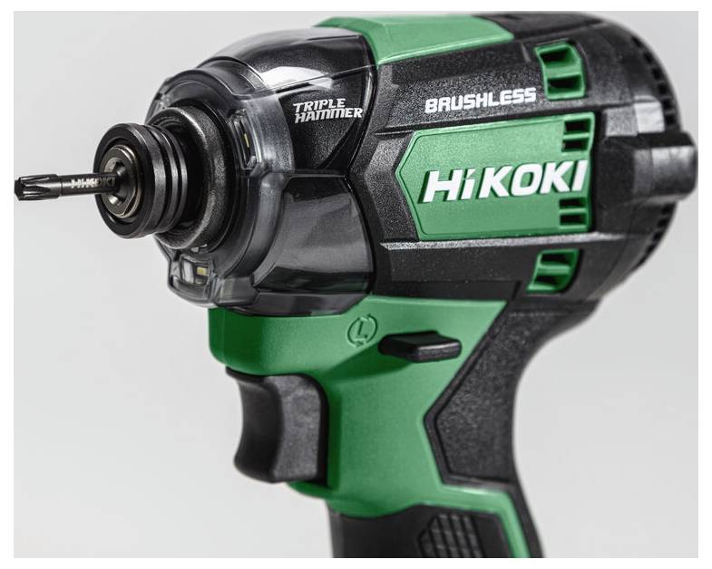 Eine grüne und schwarze HiKOKI bürstenlose Akku-Bohrmaschine mit dem Aufdruck ‚Triple Hammer', an der ein Bohrer befestigt ist.