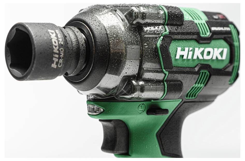 Ein Nahaufnahme-Bild eines grünen und schwarzen HiKOKI Akku-Schlagschraubers, benetzt mit Wassertropfen, der seinen ergonomischen Griff und sein kompaktes Design zur Geltung bringt.