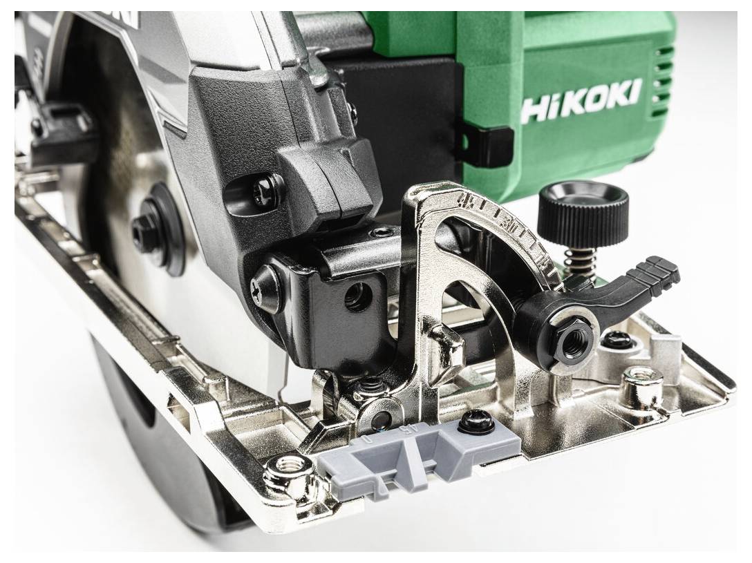 Eine Nahaufnahme eines grün-schwarzen Elektrowerkzeugs, höchstwahrscheinlich eine Kreissäge, die detaillierte Teile und den Markennamen an der Seite zeigt.