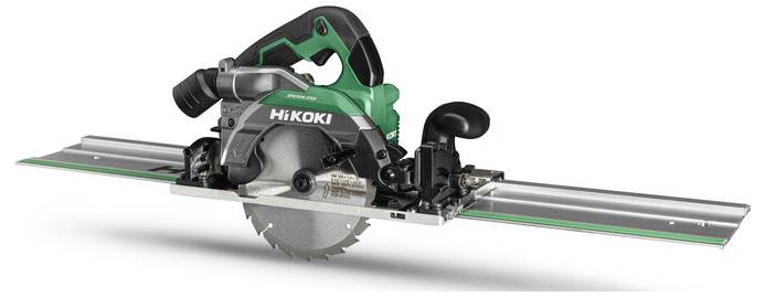 Eine grüne und schwarze Hikoki Kreissäge, die auf einer Führungsschiene montiert ist und für präzises Holzschneiden entwickelt wurde.