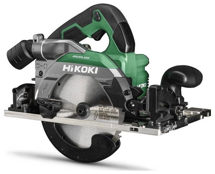 Eine grüne und schwarze kreisförmige Kreissäge mit einer Metallklinge, mit der Aufschrift 'HiKOKI', zum Holzschneiden, von der Seite dargestellt.