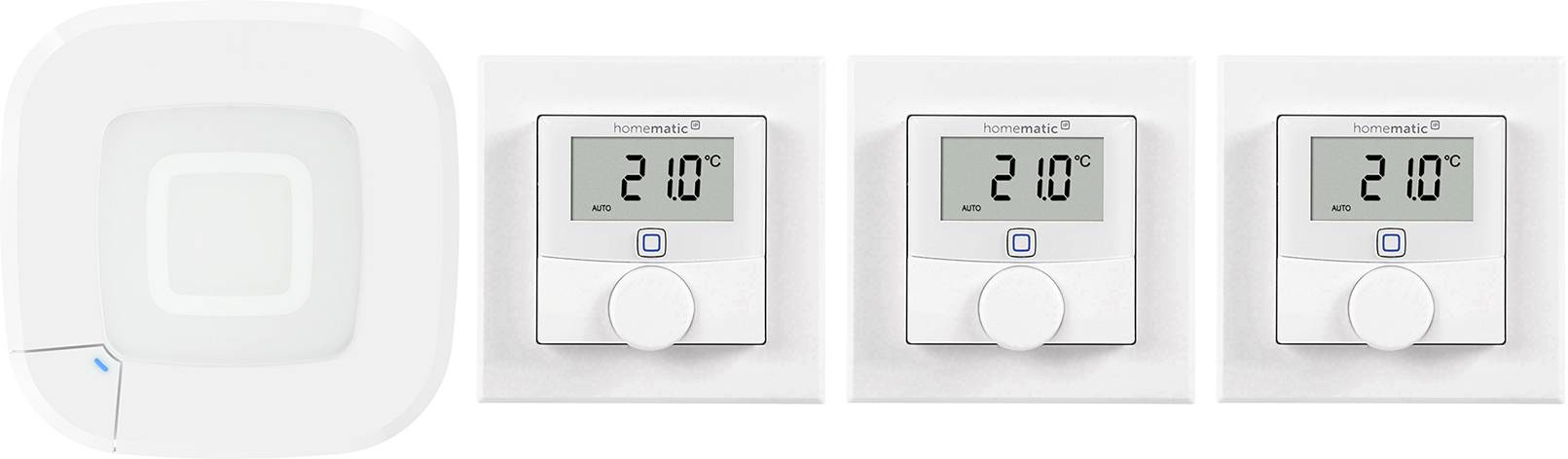 Smart-Home-Setup mit einem zentralen Steuerungshub und drei Thermostaten, die alle '21,0°C' auf ihren Bildschirmen anzeigen.