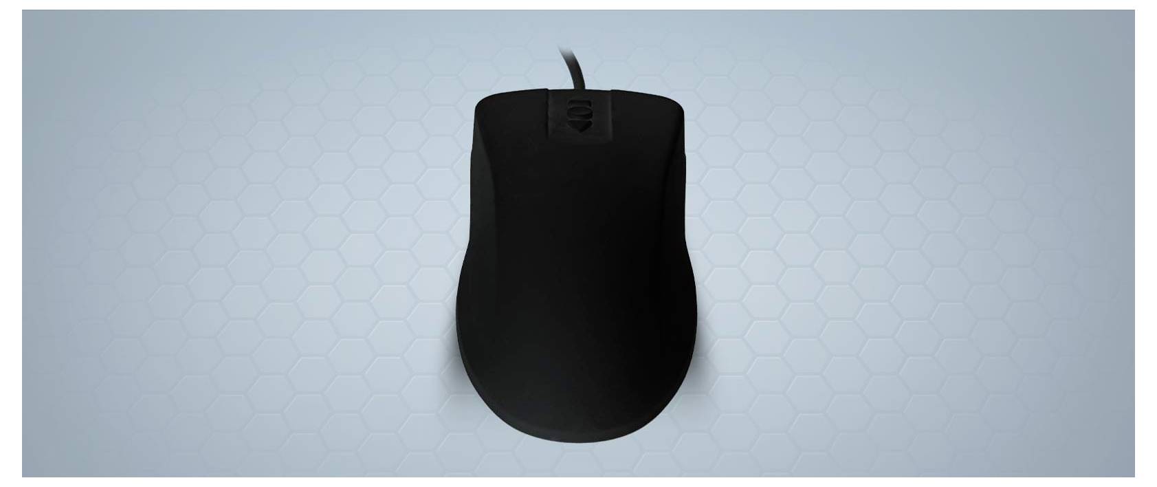 Eine schwarze Computermaus mit Kabel vor einem hellblauen, sechseckig gemusterten Hintergrund.