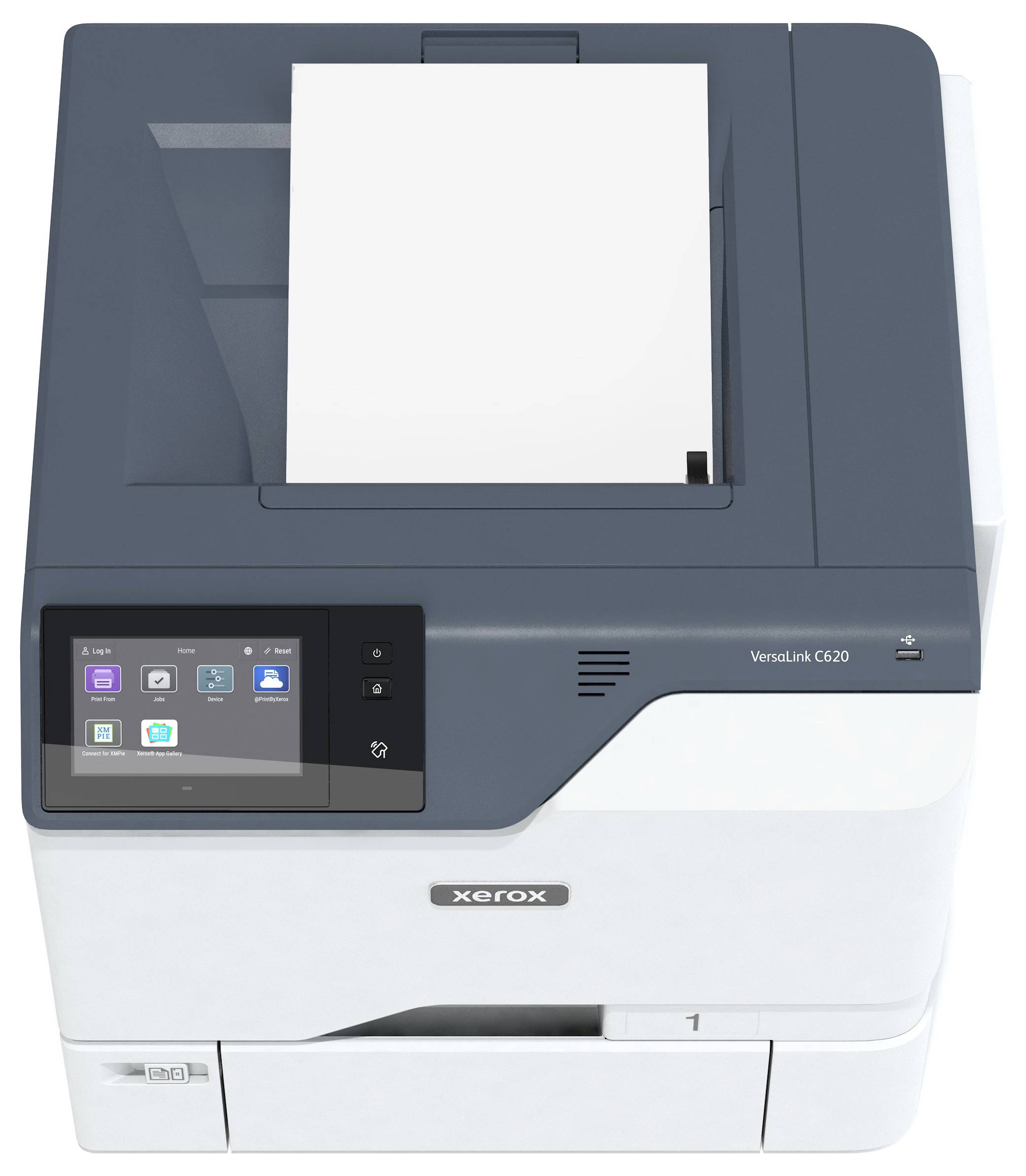 Ein Xerox VersaLink C620 Drucker mit einer Touchscreen-Benutzeroberfläche, auf der verschiedene Optionen angezeigt werden, ausgestattet mit einem Papierausgabefach, das mit einfachen weißen Blättern gefüllt ist.