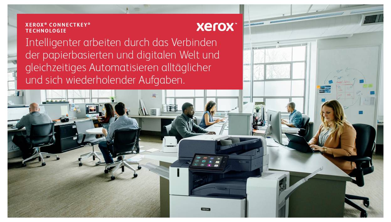 In einem Büro arbeiten mehrere Personen an Computern. Im Vordergrund steht ein Xerox-Drucker. Oben links ist ein rotes Banner mit Text zur Automatisierung von Aufgaben mit Xerox ConnectKey.