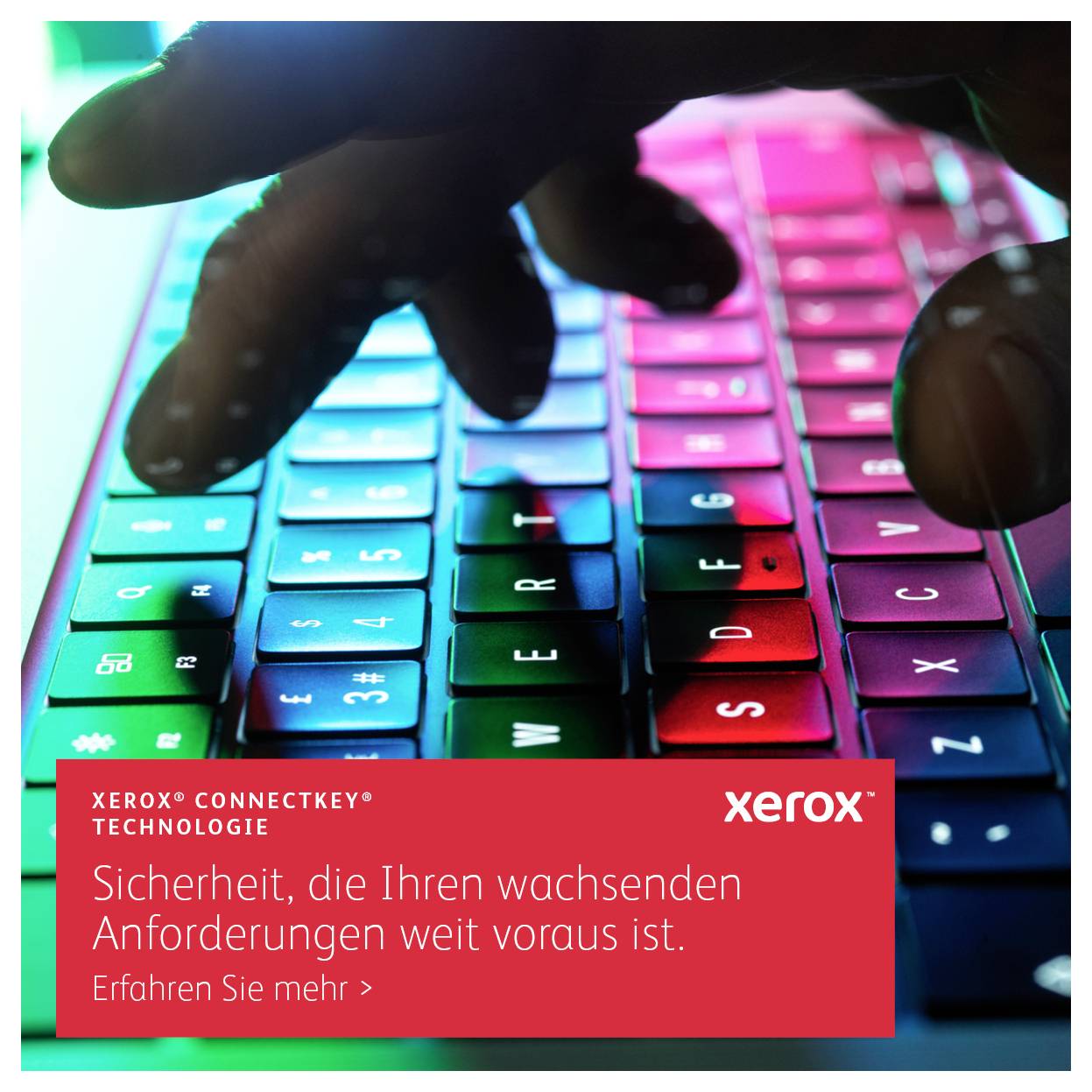 Eine Hand tippt auf einer bunten Tastatur. Text im Bild: 'Sicherheit, die Ihren wachsenden Anforderungen weit voraus ist. Erfahren Sie mehr'.