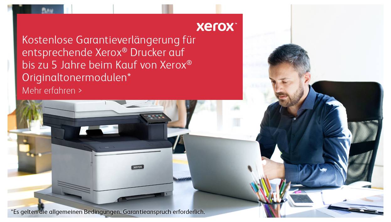 Mann sitzt an Schreibtisch mit Laptop; im Vordergrund ein Xerox-Drucker. Banner bewirbt erweiterte Garantie für Xerox-Druckerkauf.