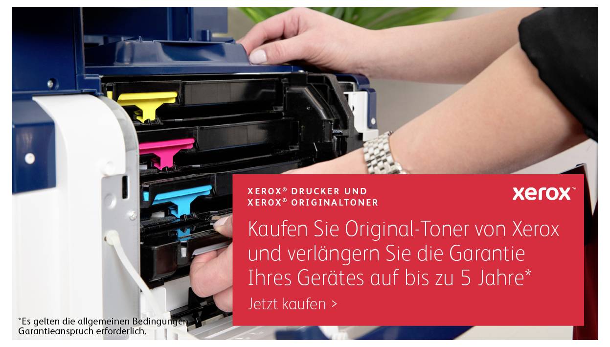Eine Hand wechselt einen Toner in einem Drucker. Text in rotem Kasten: 'Kaufen Sie Original-Toner von Xerox und verlängern Sie die Garantie Ihres Gerätes auf bis zu 5 Jahre. Jetzt kaufen'.
