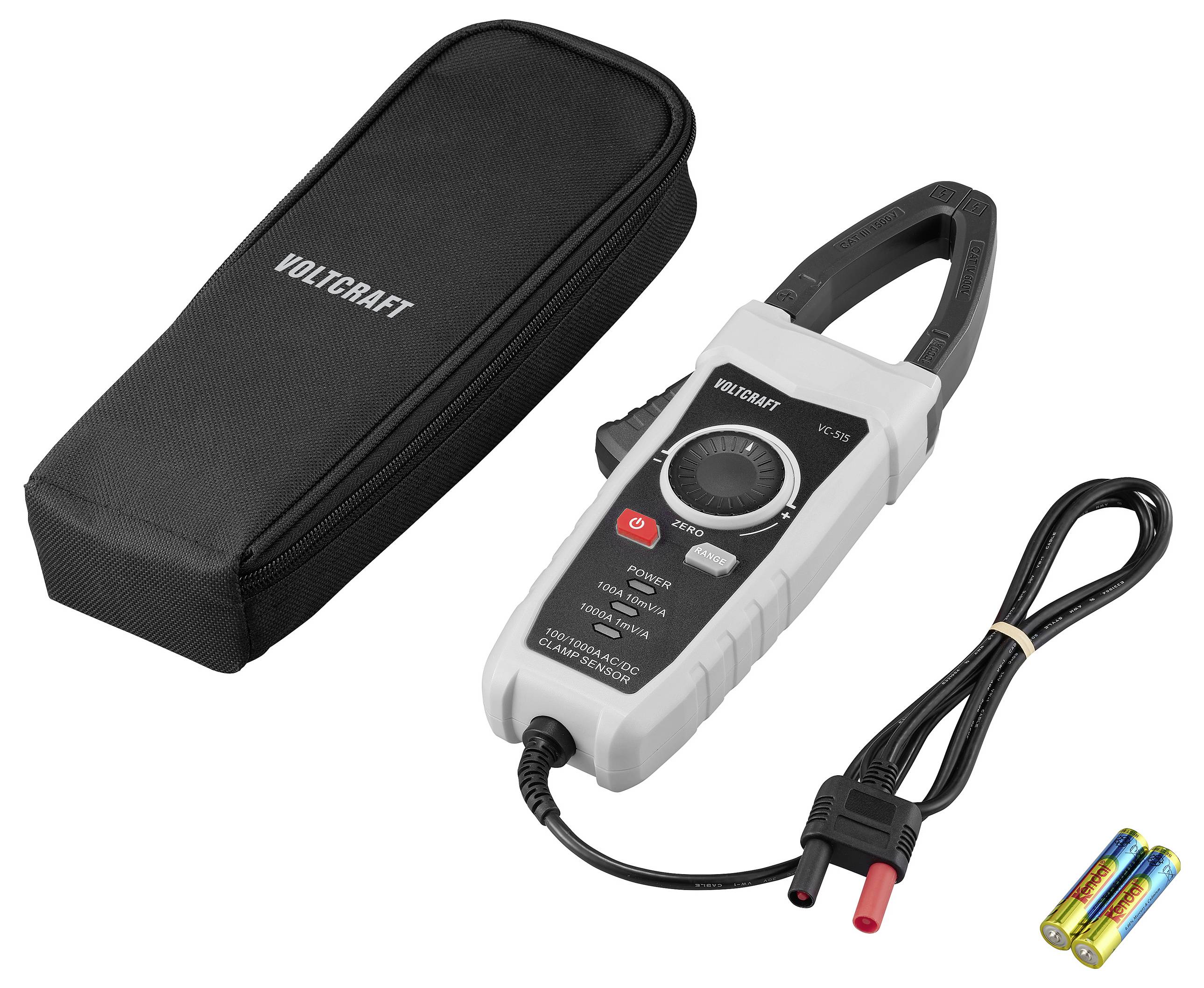 Ein Zangenmessgerät mit digitaler Anzeige und einem Drehschalter zur Auswahl der Messwerte, zusammen mit einer Transporttasche und zwei AA-Batterien.