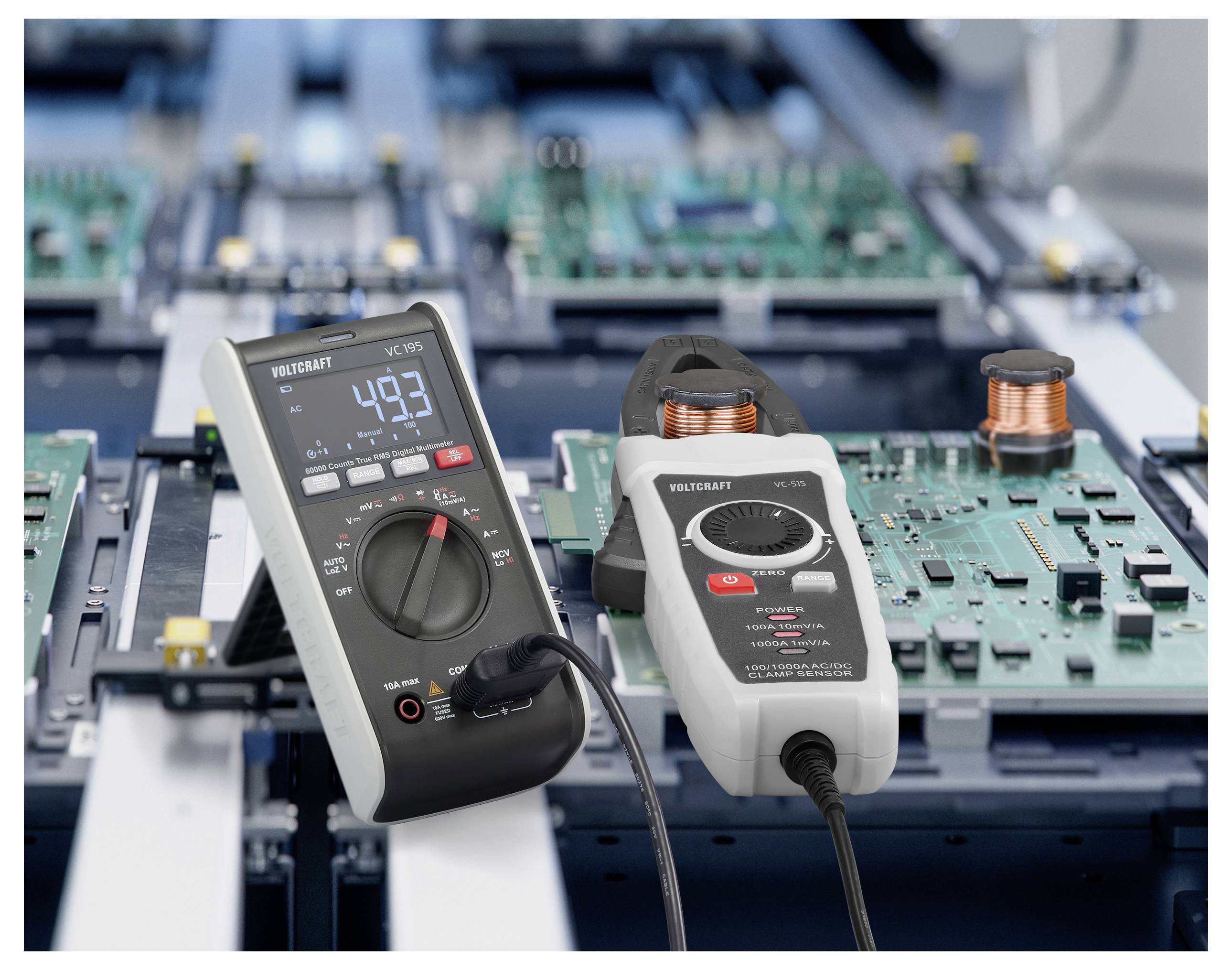 Digitales Multimeter und Zangenmessgerät auf einer Leiterplattenfertigungslinie, die Messwerte anzeigen.