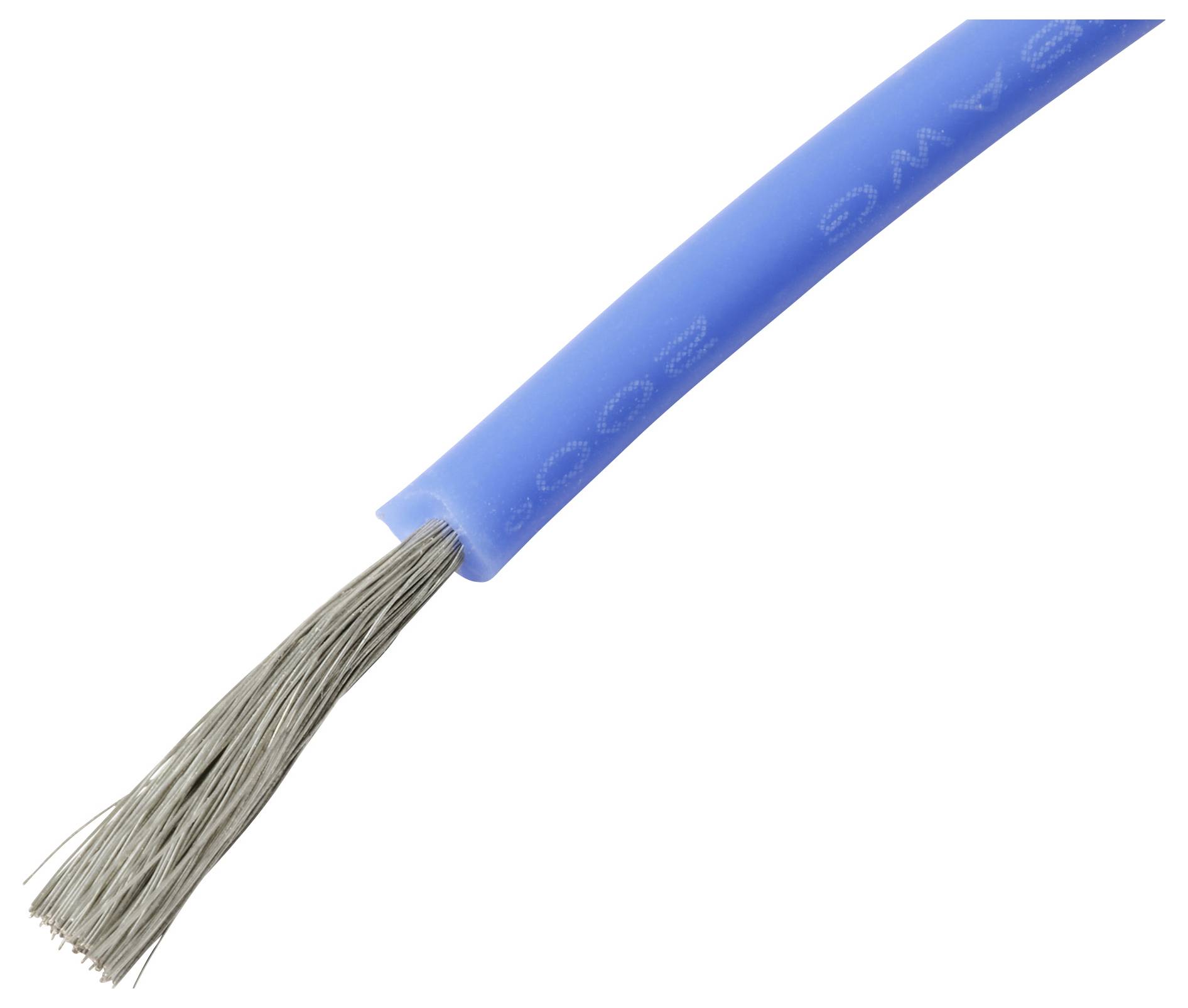 Ein blauer elektrischer Draht mit freiliegenden silbernen Adern an einem Ende, vor einem weißen Hintergrund.