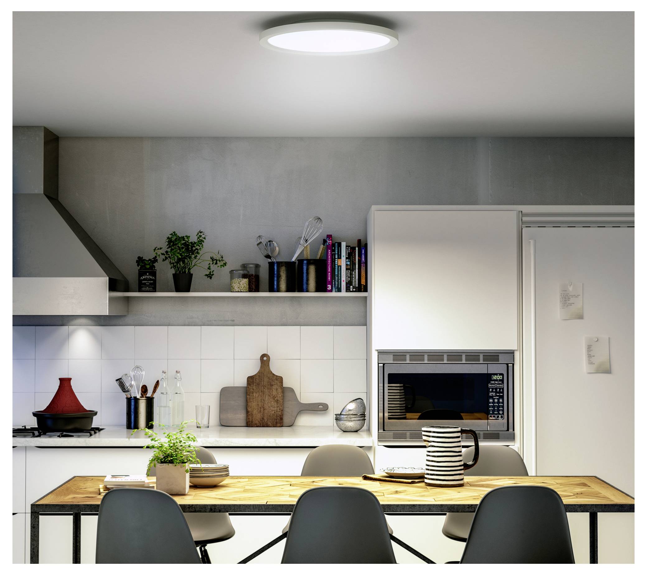 Gemütliche Küche mit einem Holz-Esstisch, vier Stühlen, modernen weißen Küchenschränken, Pflanzen, Büchern auf Regalen und Deckenbeleuchtung.