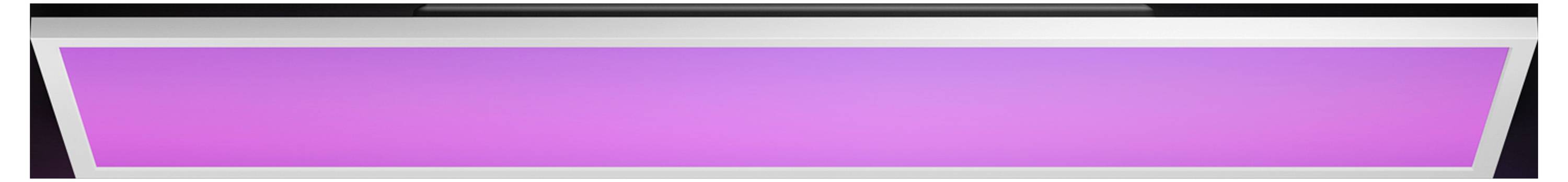 Eine rechteckige Deckenleuchte strahlt ein weiches, rosafarbenes Licht aus und ähnelt einer modernen Designerleuchte, die dazu dient, eine ambiente Beleuchtung im Raum zu erzeugen.