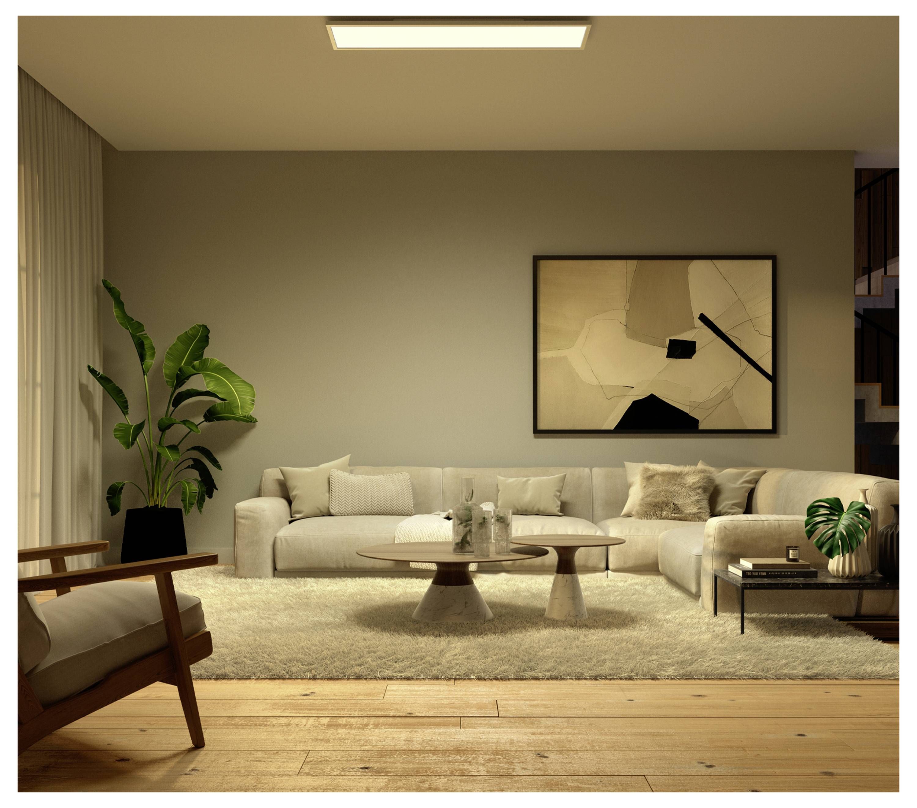 Ein modernes Wohnzimmer mit einem beigen Sofa, abstrakter Kunst an der Wand, einem Holzkaffeetisch, grünen Topfpflanzen und sanfter Beleuchtung.