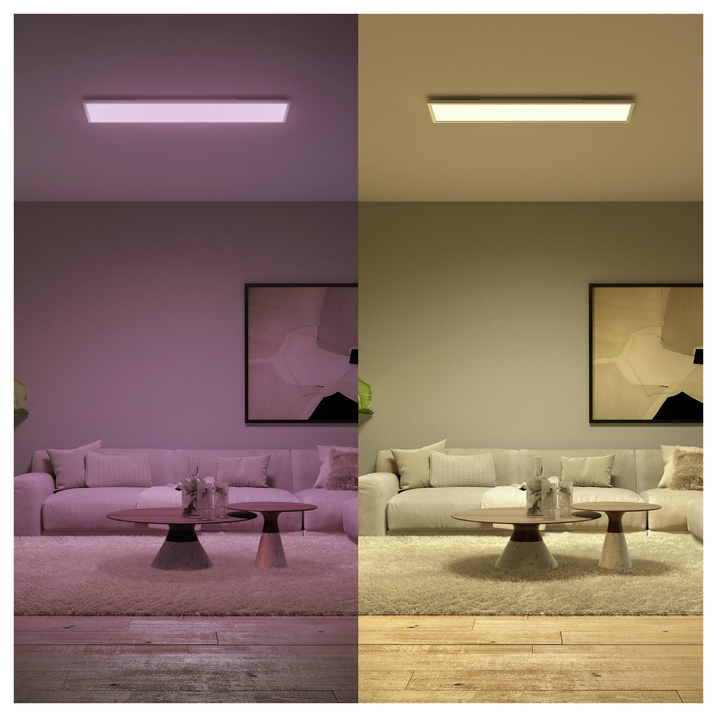 Ein Wohnzimmer, geteilt in zwei Hälften: linke Seite unter rosa Beleuchtung, rechte Seite unter warmem Licht. Sofa, Couchtisch und Kunstwerk sind in beiden Hälften sichtbar.