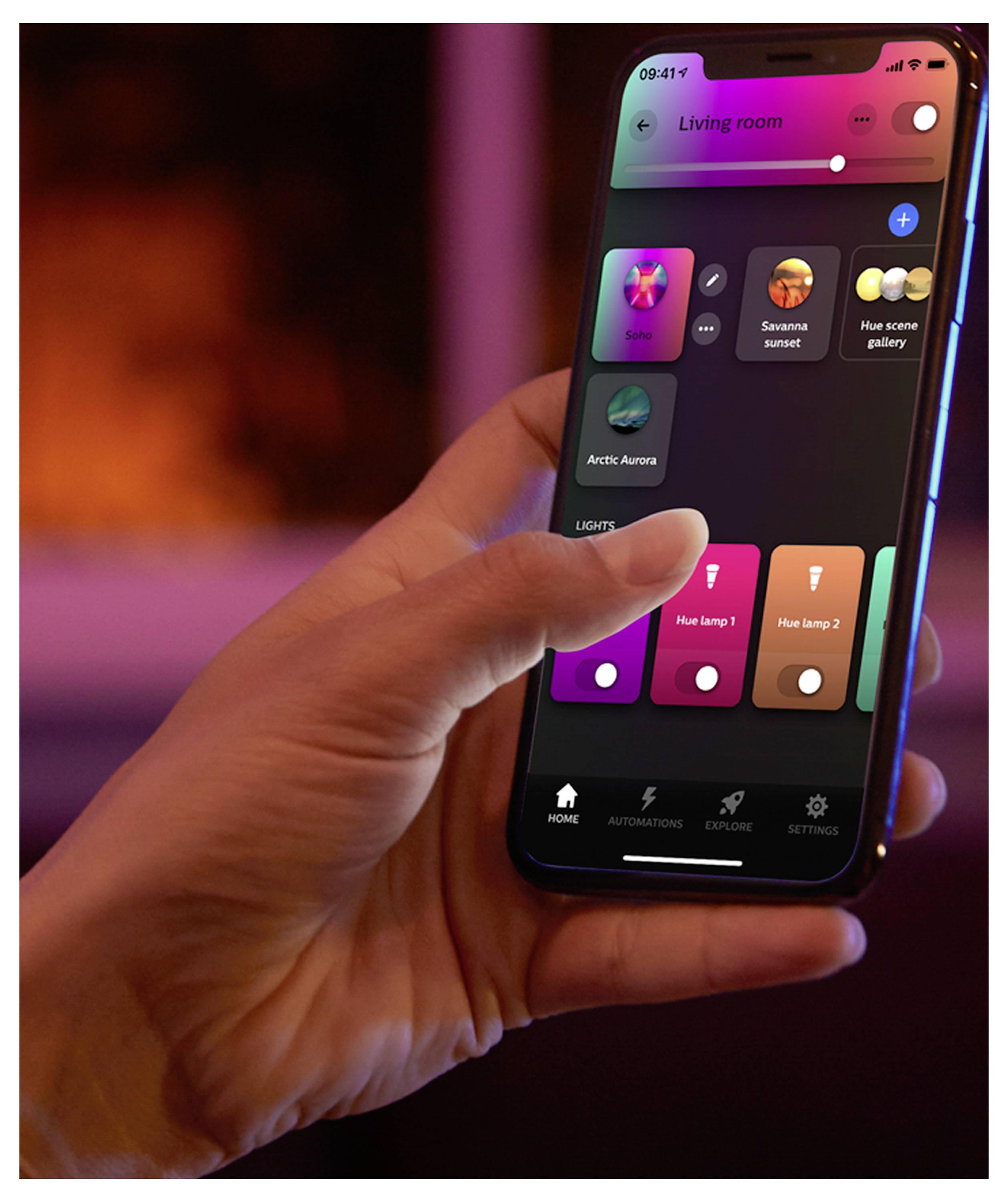 Eine Hand bedient ein Smartphone mit einer Smart-Lighting-Steuerungs-App, auf der verschiedene Beleuchtungseinstellungen für ein Wohnzimmer sichtbar sind.