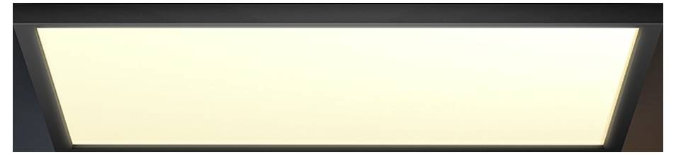 Eine rechteckige Deckenbeleuchtungstafel strahlt ein weiches, warmes Leuchten aus, umrahmt von einem dunklen Rand.