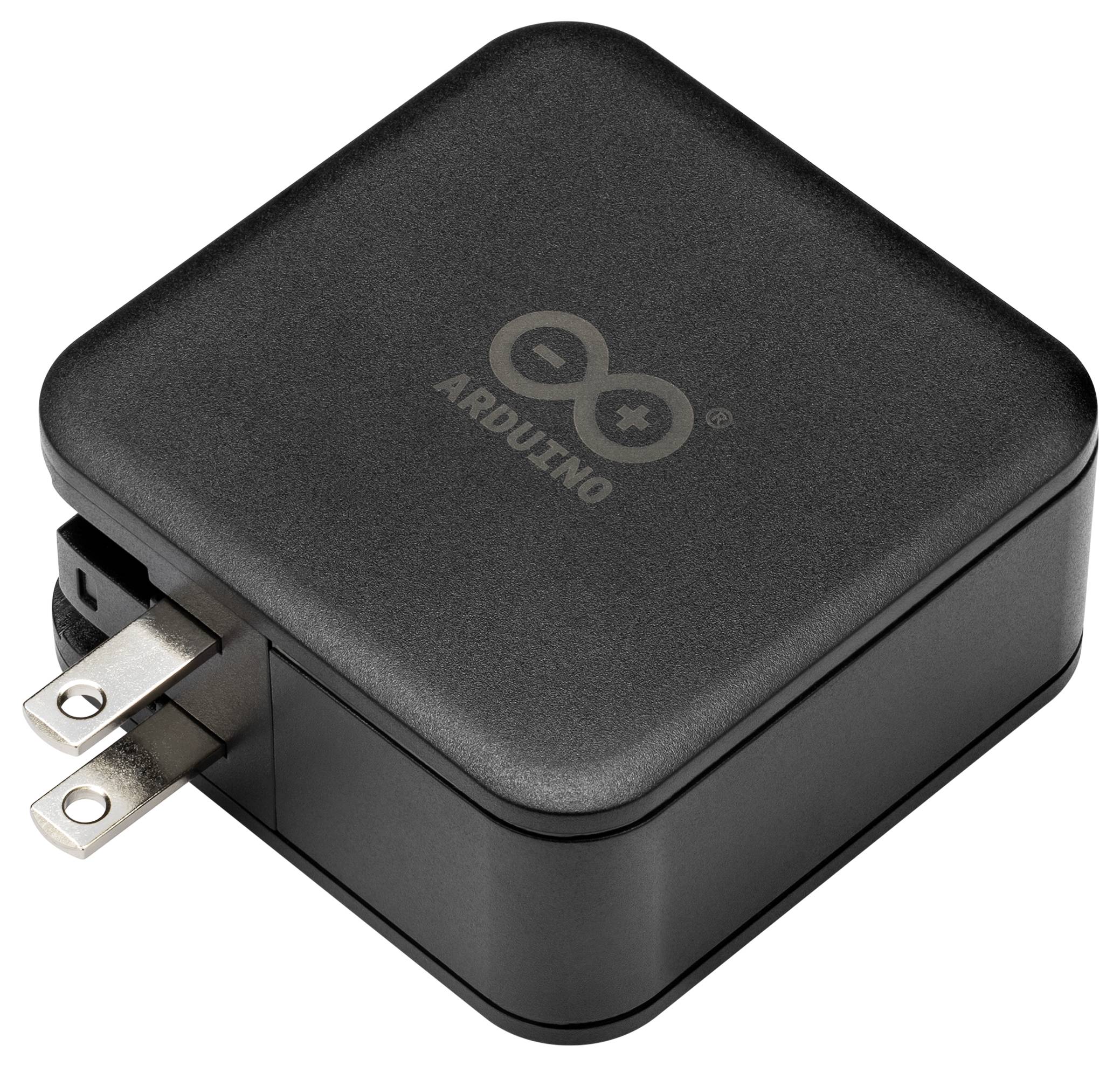 Ein schwarzer Stromadapter mit 