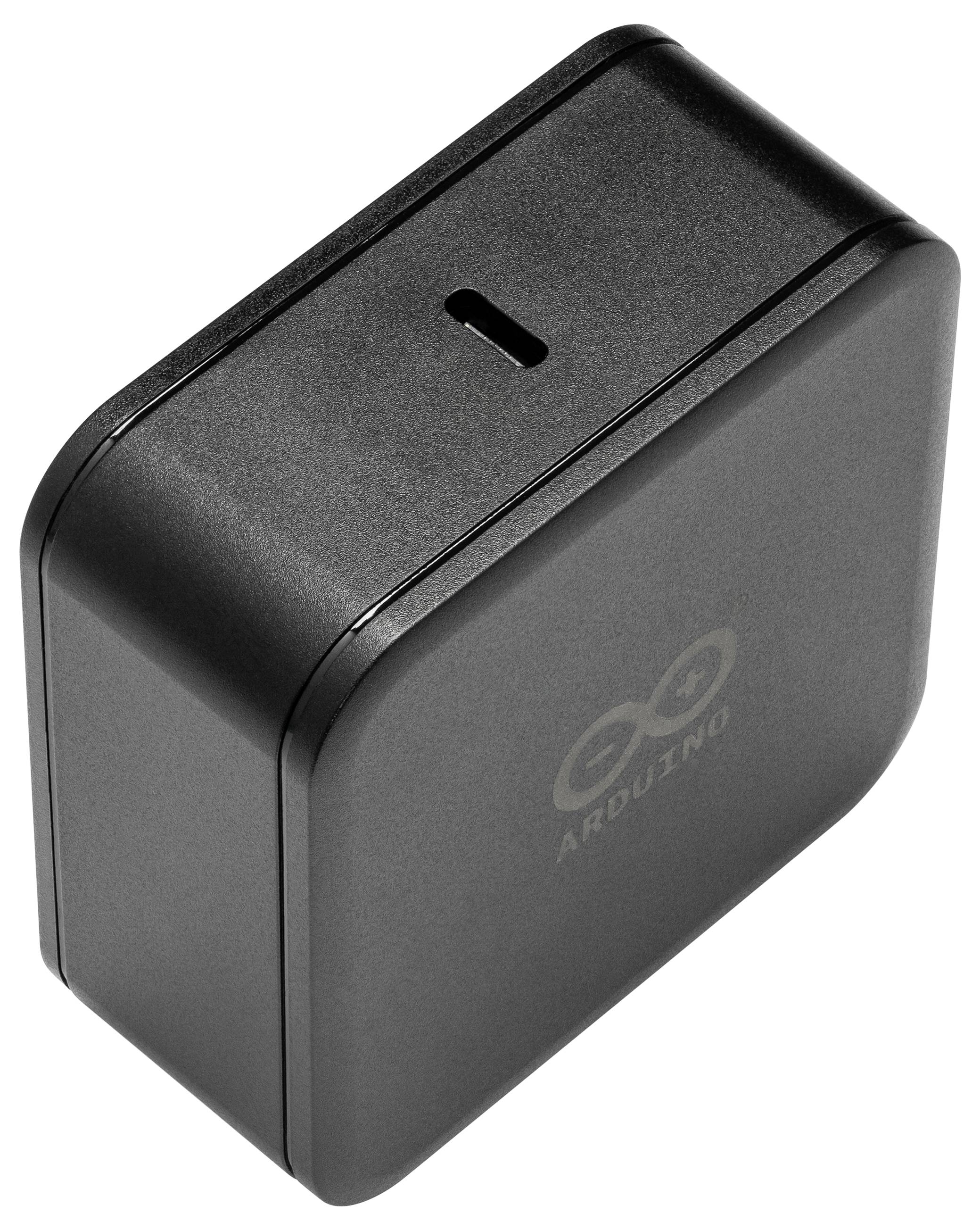 Ein kleines, schwarzes, rechteckiges elektronisches Gerät mit einem USB-C-Anschluss, auf dessen Oberfläche das Arduino-Logo in Grau abgebildet ist.