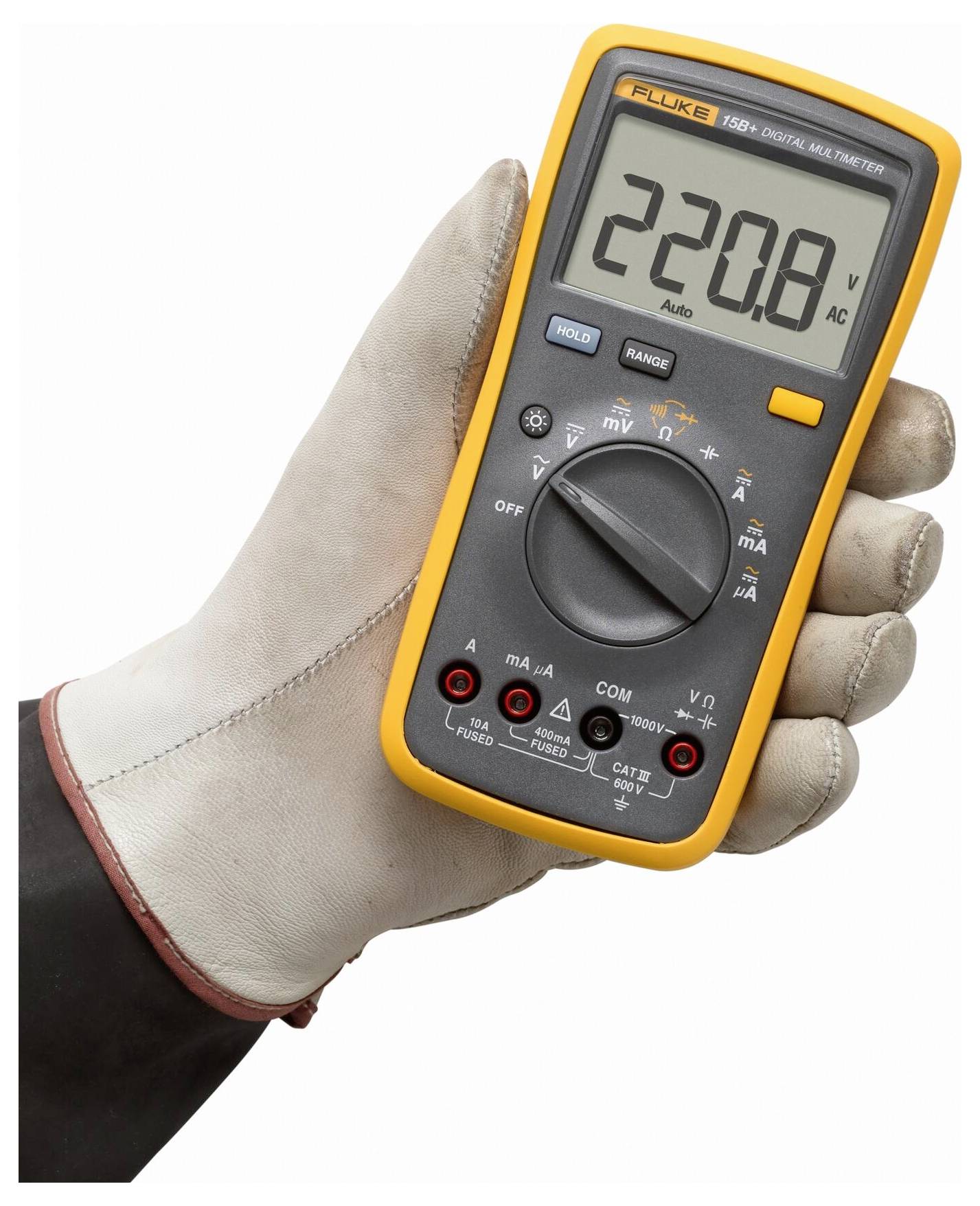 Eine Handschuh tragende Hand hält ein digitales Multimeter, das 
