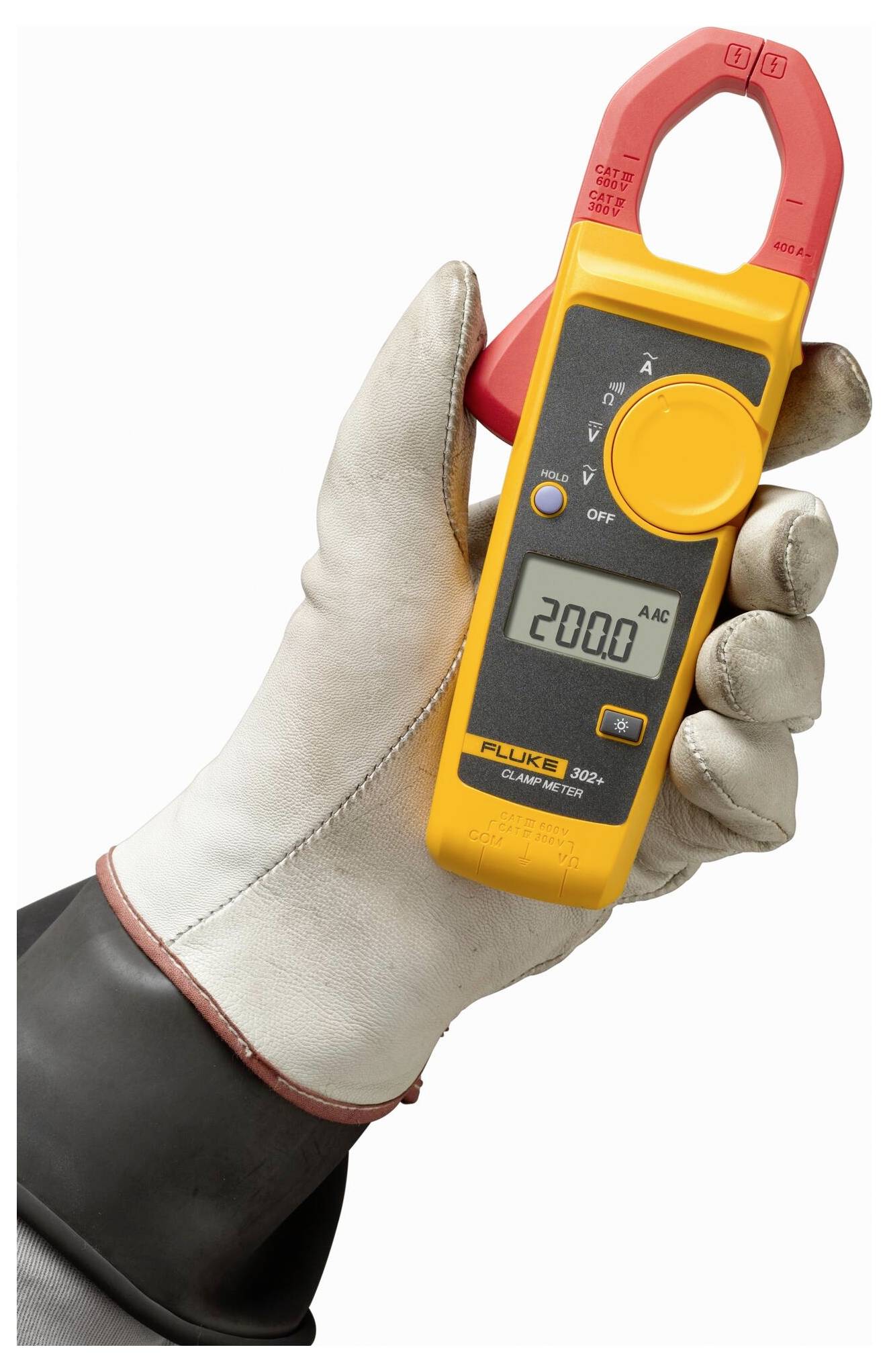 Eine Hand mit einem Schutzhandschuh hält ein digitales Zangenmessgerät, das eine Anzeige von '200,0' zeigt. Das Gerät wird zur Messung elektrischer Stromstärke verwendet.