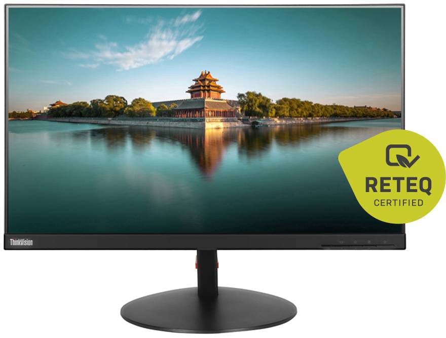 Ein Computerbildschirm, der einen ruhigen See mit einem traditionellen Gebäude unter einem teilweise bewölkten Himmel zeigt. Ein 'RETEQ Zertifiziert' Abzeichen ist auf dem Bildschirm zu sehen.