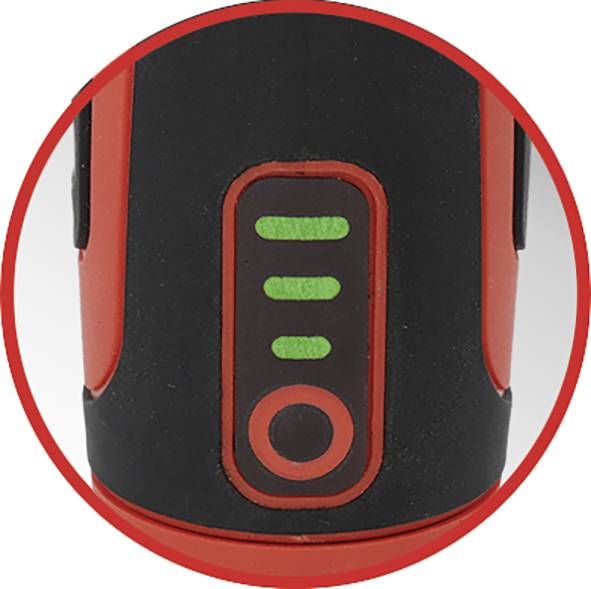 Ein Nahaufnahmebild eines Geräte-Batterieanzeigers mit drei grünen Balken, die einen hohen Ladezustand anzeigen, innerhalb eines runden roten Rahmens.