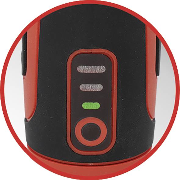 Eine Nahaufnahme eines roten und schwarzen Akku-Bohrschraubers mit einem runden Einschaltknopf und einer Batterieanzeige, die eine volle Ladung zeigt.