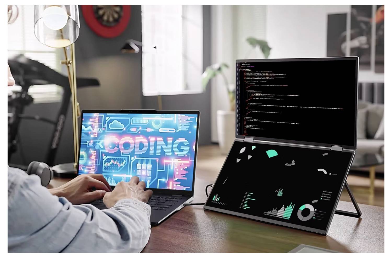 Eine Person tippt auf einem Laptop, auf dem das Wort 