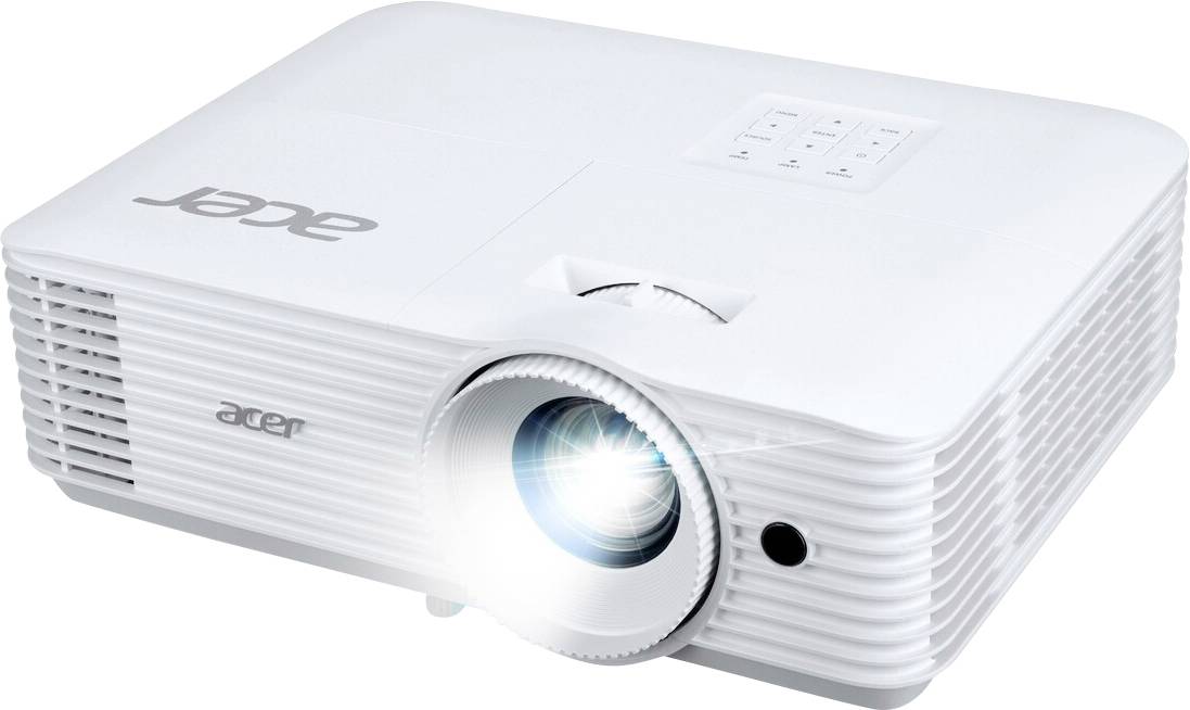 Ein weißer Acer-Projektor, eingeschaltet, mit einer beleuchteten Linse, die Licht nach vorne projiziert. Die Oberseite zeigt Markenlogos und eine Bedienungskonsole.