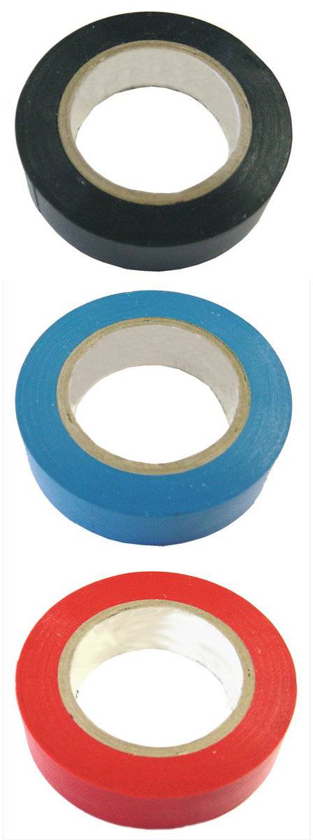 Drei Rollen Klebeband: schwarz, blau und rot. Jede Rolle wird einzeln gezeigt, wobei die farbige Außenschicht und der innere Karton-Kern sichtbar sind.