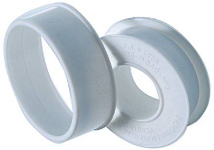 Zwei weiße zylindrische Plastikringe mit breiten, flachen Oberflächen, die einander zugewandt sind. Sie scheinen medizinische oder technische Komponenten zu sein.