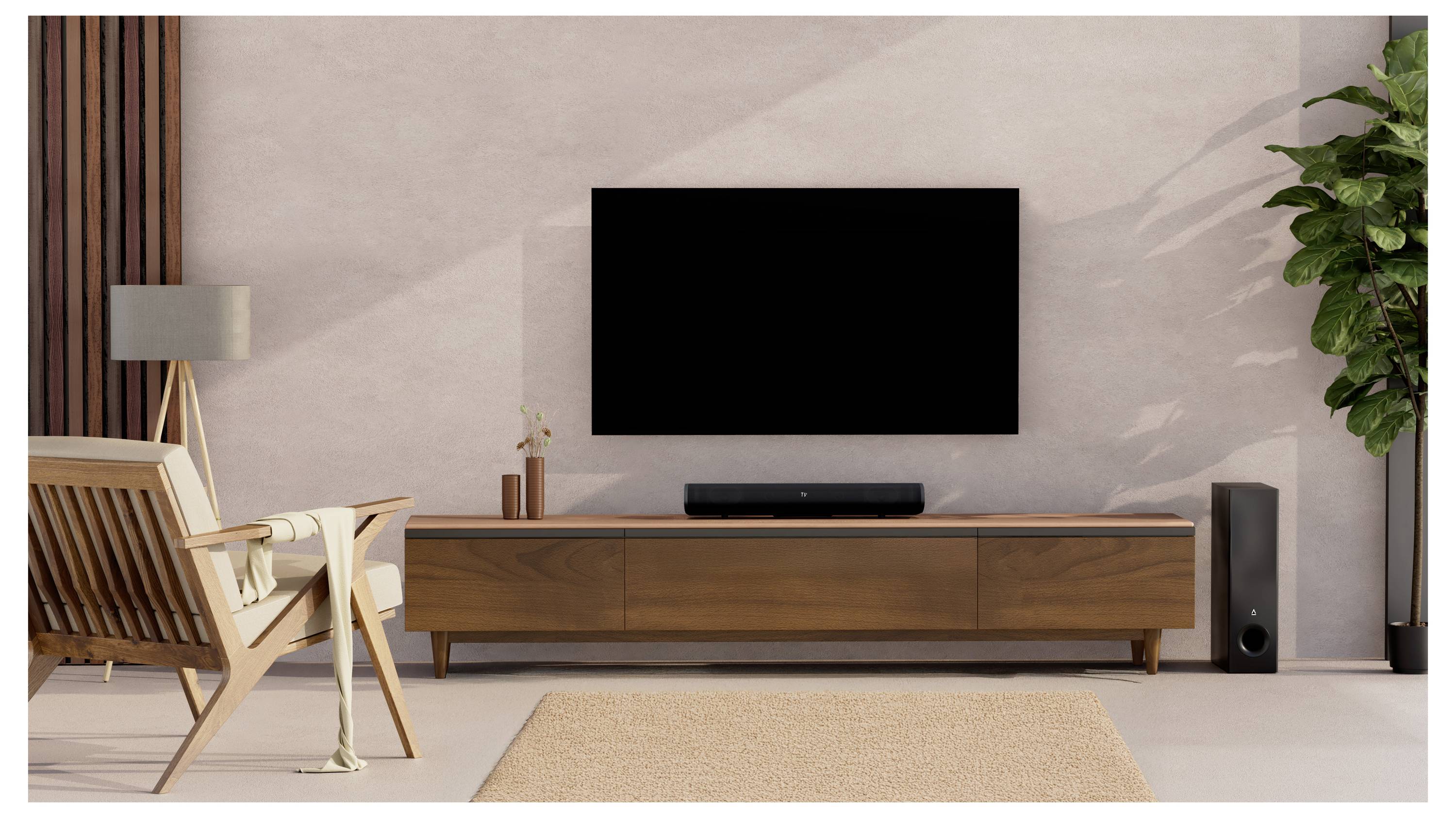 Modernes Wohnzimmer mit einem Holzstuhl, Fernseher an der Wand, Soundbar und einer Pflanze neben der TV-Konsole.