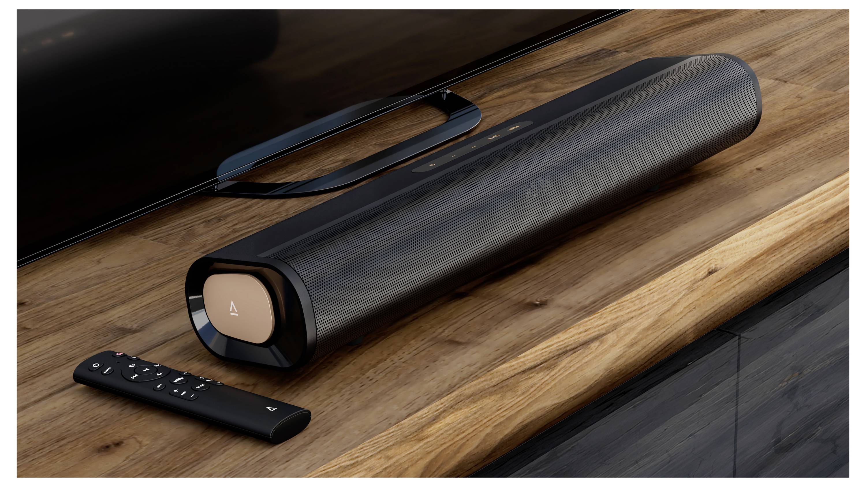 Eine schlanke schwarze Soundbar steht auf einem Holz-Fernsehtisch neben einer passenden Fernbedienung. Die Soundbar verfügt über ein metallisches Endkappen-Detail.