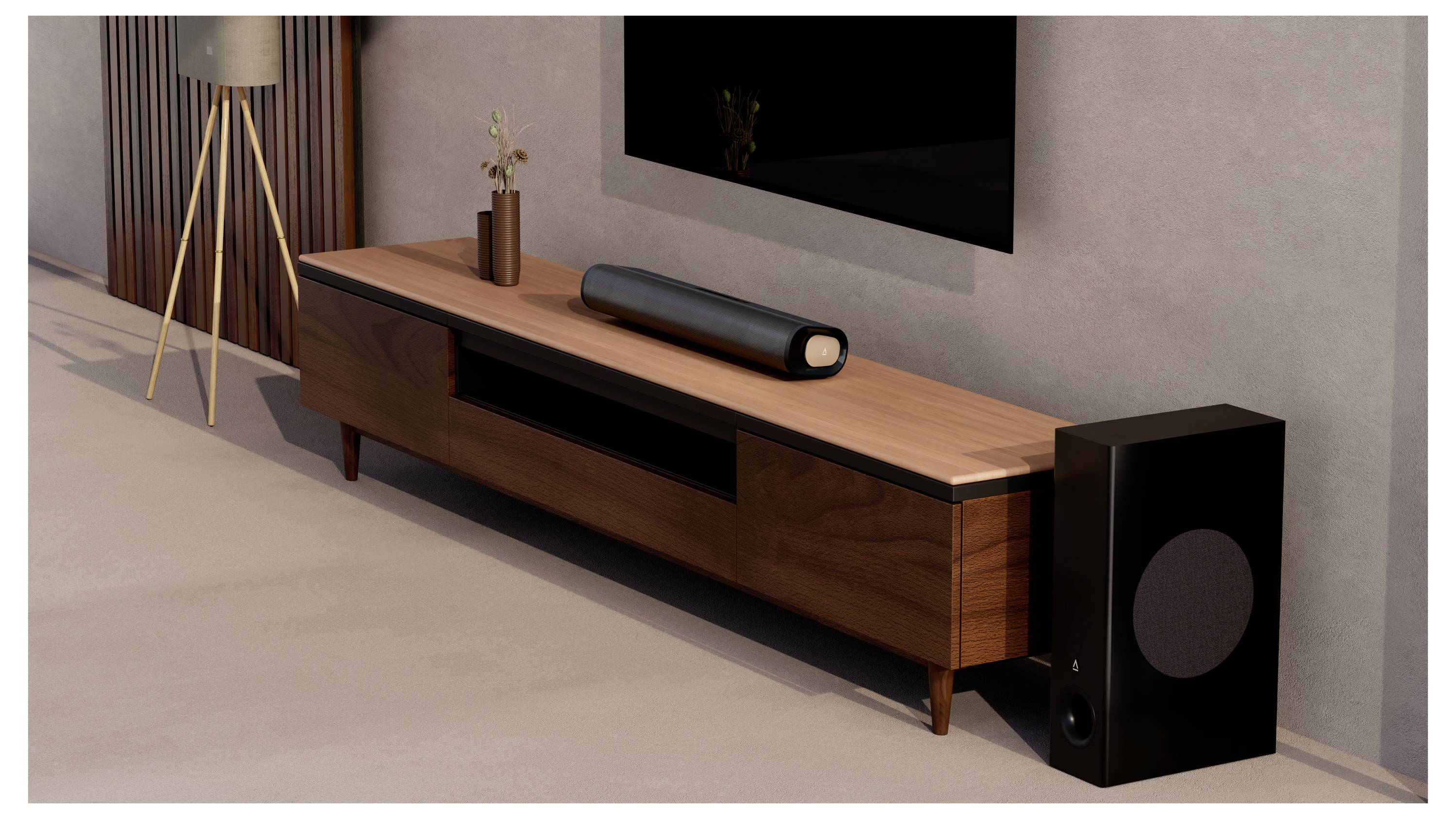 Ein Holz-TV-Ständer mit einer Soundbar obenauf, neben einem Lautsprecher, an einer Wand mit einer montierten TV-Anlage darüber. Eine Lampe und eine Pflanze stehen daneben.
