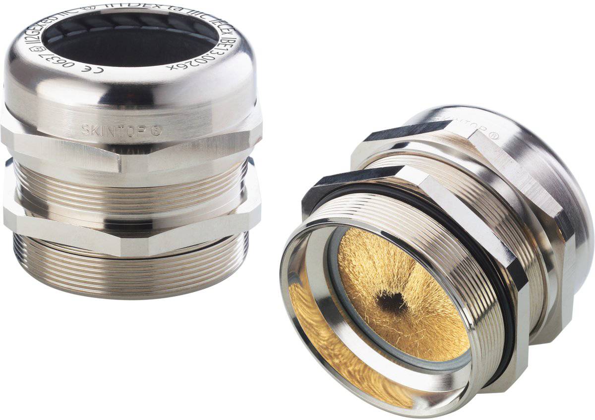 Zwei Metallkabelverschraubungen mit sechseckiger Basis, zylindrischem Körper und Gewindeenden, verwendet zum Sichern und Schützen von Kabeln.