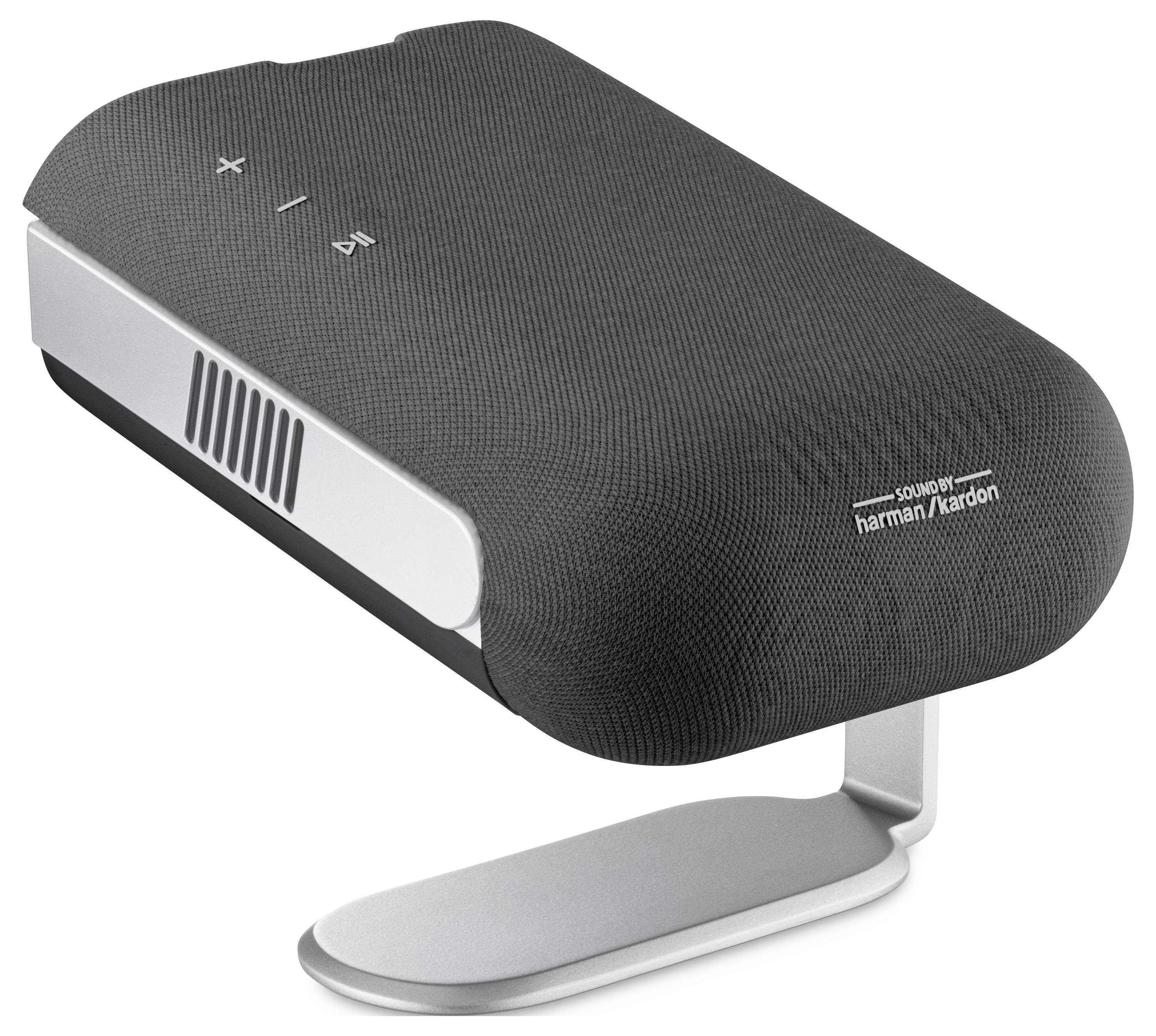 Ein schlanker, moderner Harman/Kardon Drahtloslautsprecher in Schwarz mit Touch-Steuerungstasten oben, entwickelt für Audioiedergabe auf einem Metallständer.