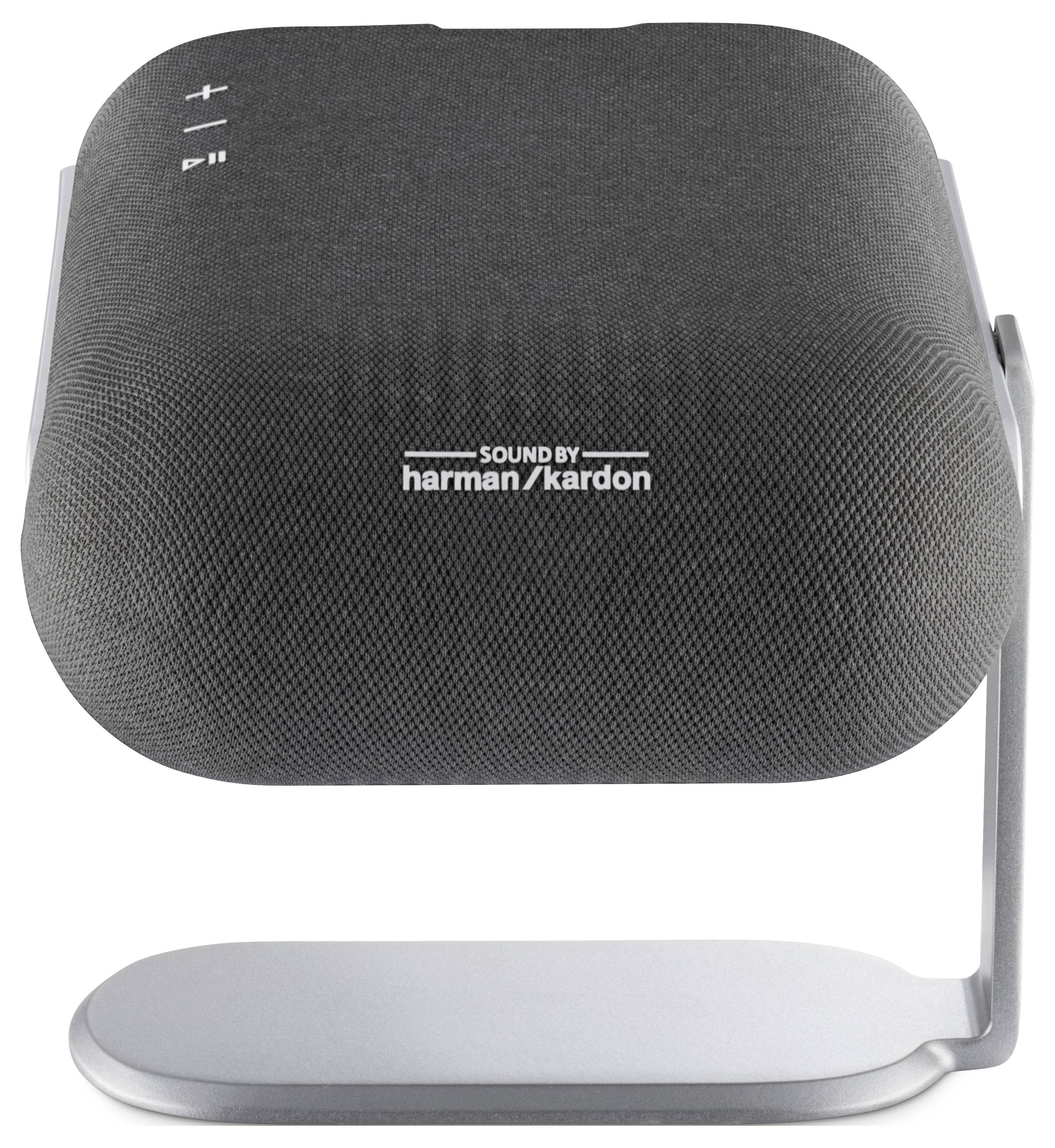Ein schwarzer Harman Kardon Lautsprecher auf einem silbernen Ständer mit Lautstärke- und Wiedergabetasten auf der Oberseite, der ein schlankes, modernes Design präsentiert.