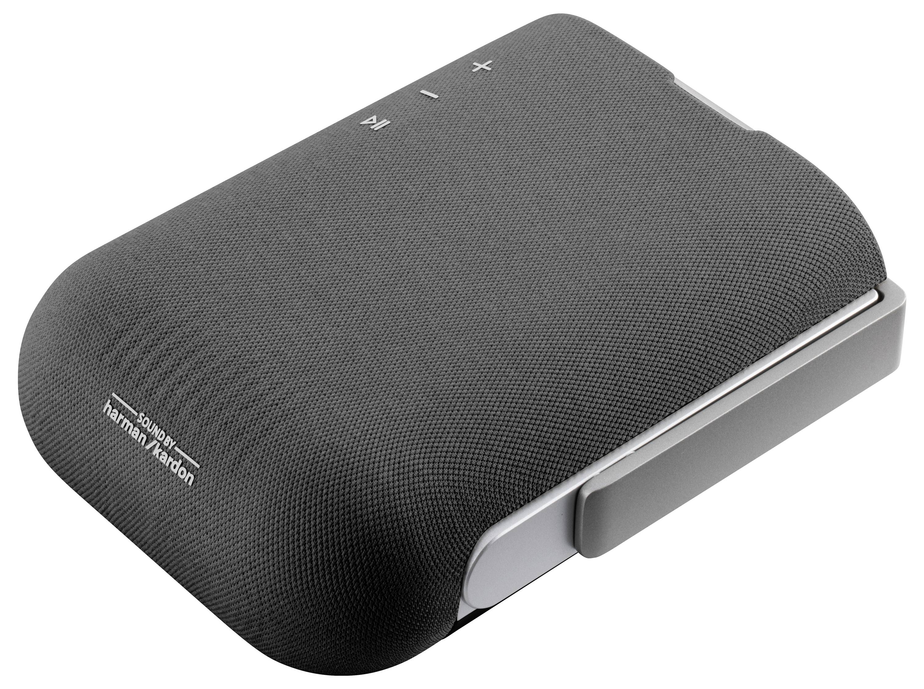 Ein schwarzer Harman Kardon Bluetooth-Lautsprecher mit Stoffbezug, ausgestattet mit Steuerungstasten für Lautstärke und Wiedergabe/Pause auf der Oberseite.