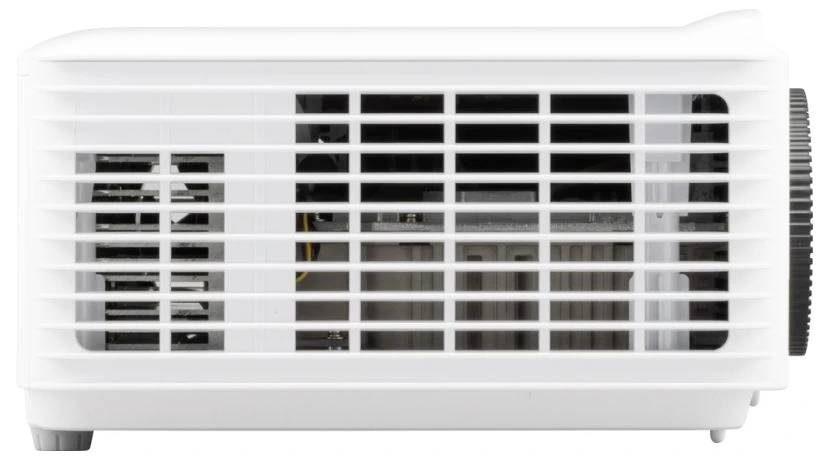 Ein weißer tragbarer Projektor von der Seite, der seine Lüftungsschlitze und seine Linse zeigt.