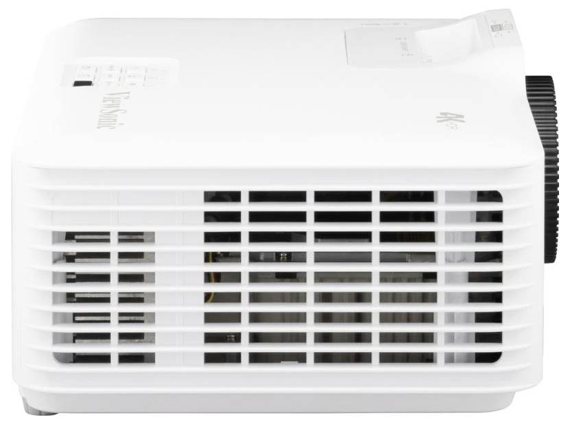 Ein weißer Projektor, von der Seite betrachtet, mit sichtbaren Lüftungsöffnungen und Fokussierungseinstellungsrad.