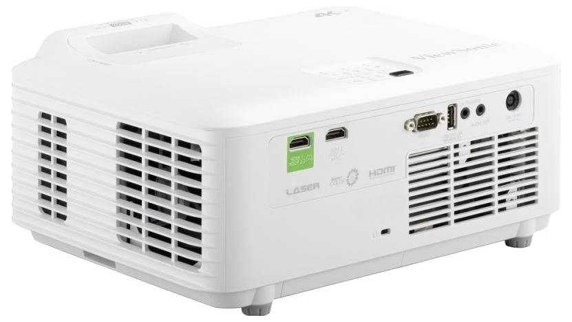 Ein weißer Projektor mit mehreren Eingangsbuchsen, darunter HDMI, USB und VGA, wird aus einem Seitenwinkel gezeigt.