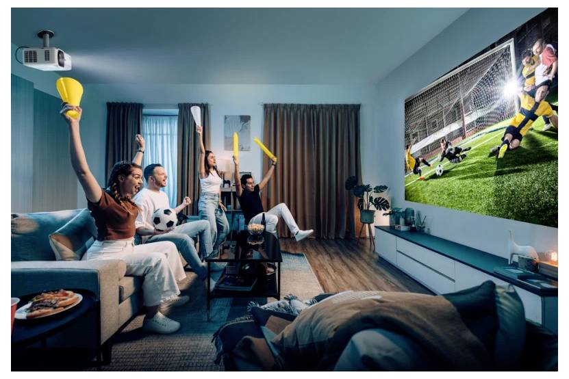 Menschen, die ein Fußballspiel auf einer Projektionsleinwand zu Hause verfolgen, jubeln und Fußball-Fanartikel halten, wobei sie Aufregung und Begeisterung ausstrahlen.