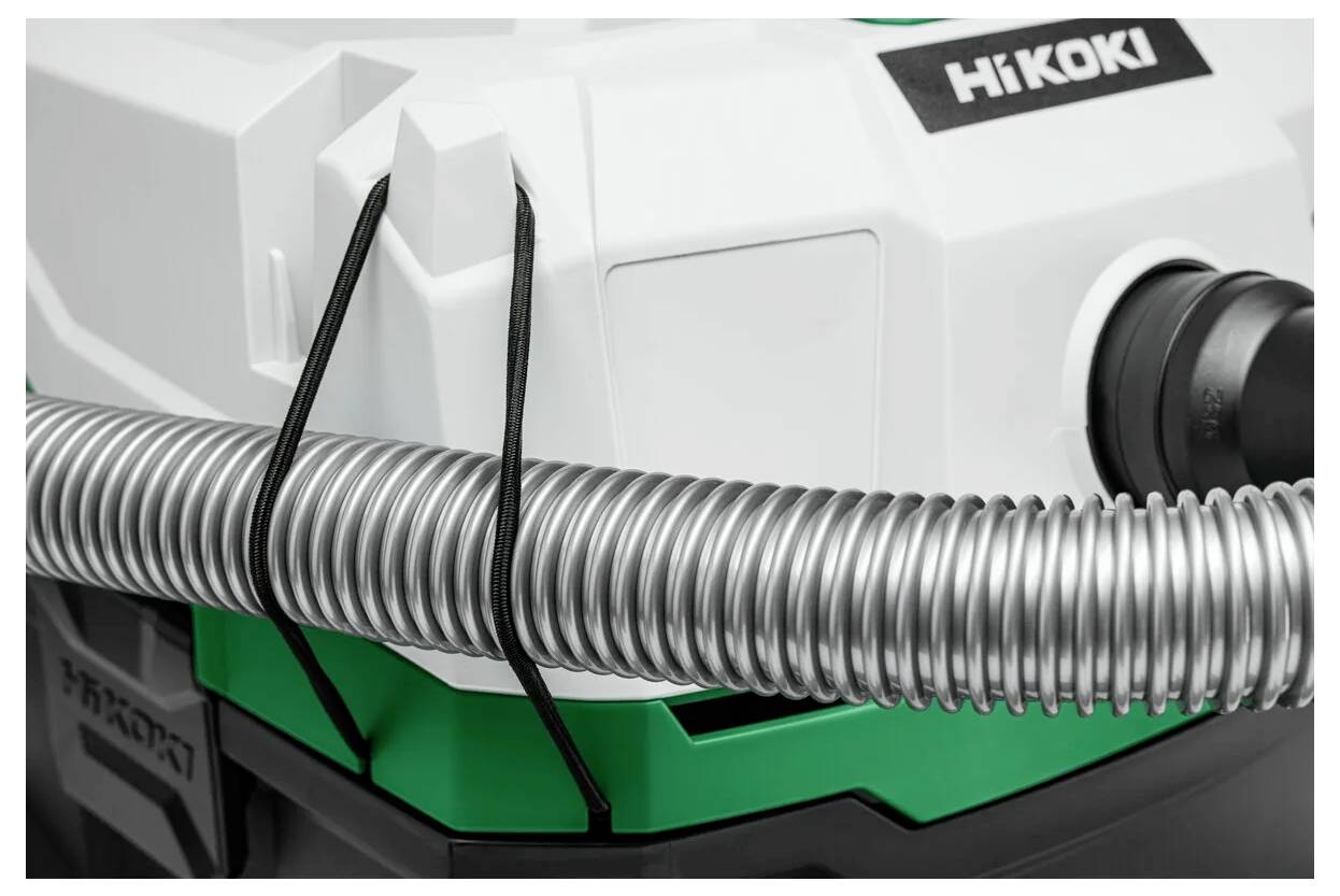 Eine Nahaufnahme eines HiKoki-Werkzeugs mit angeschlossenem Spiralschlauch, die mechanische Details und Komponenten zeigt.