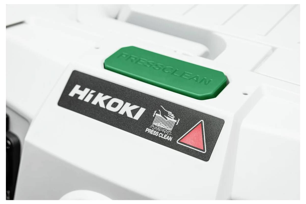 Eine Nahaufnahme eines HiKOKI-Geräts mit einem grünen 'PRESSCLEAN'-Knopf und einem roten Warndreieck-Symbol, das die Reinigungsfunktion anzeigt.