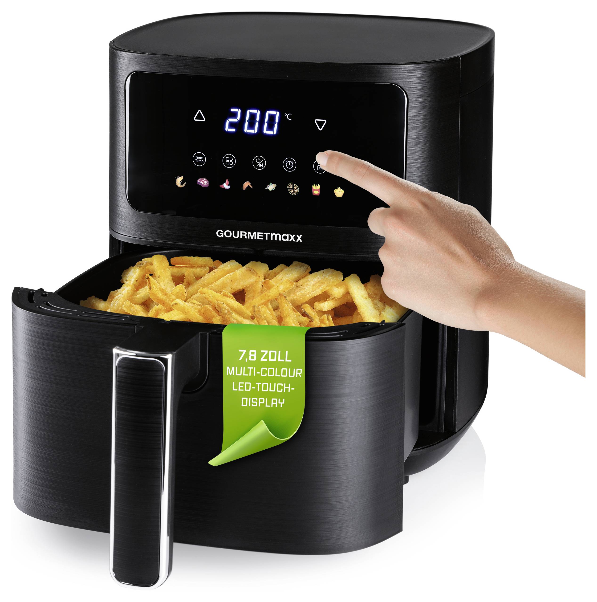 Eine Person stellt Einstellungen an einem digitalen Heißluftfrittiergerät mit Pommes darin ein. Das Display zeigt '200°C'. Ein grünes Etikett liest '7.8 Zoll Multi-Colour LED-Touch-Display'.