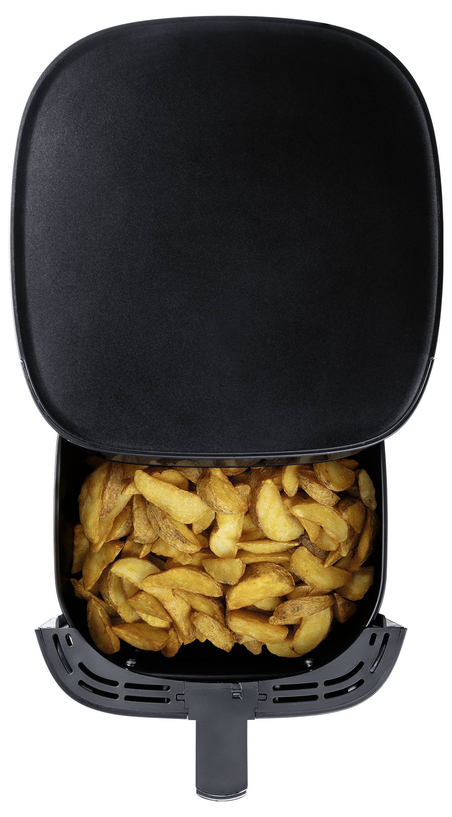 Eine Heißluftfritteuse mit geöffnetem Deckel, die einen Korb mit knusprigen, goldbraunen Kartoffelecken zeigt.