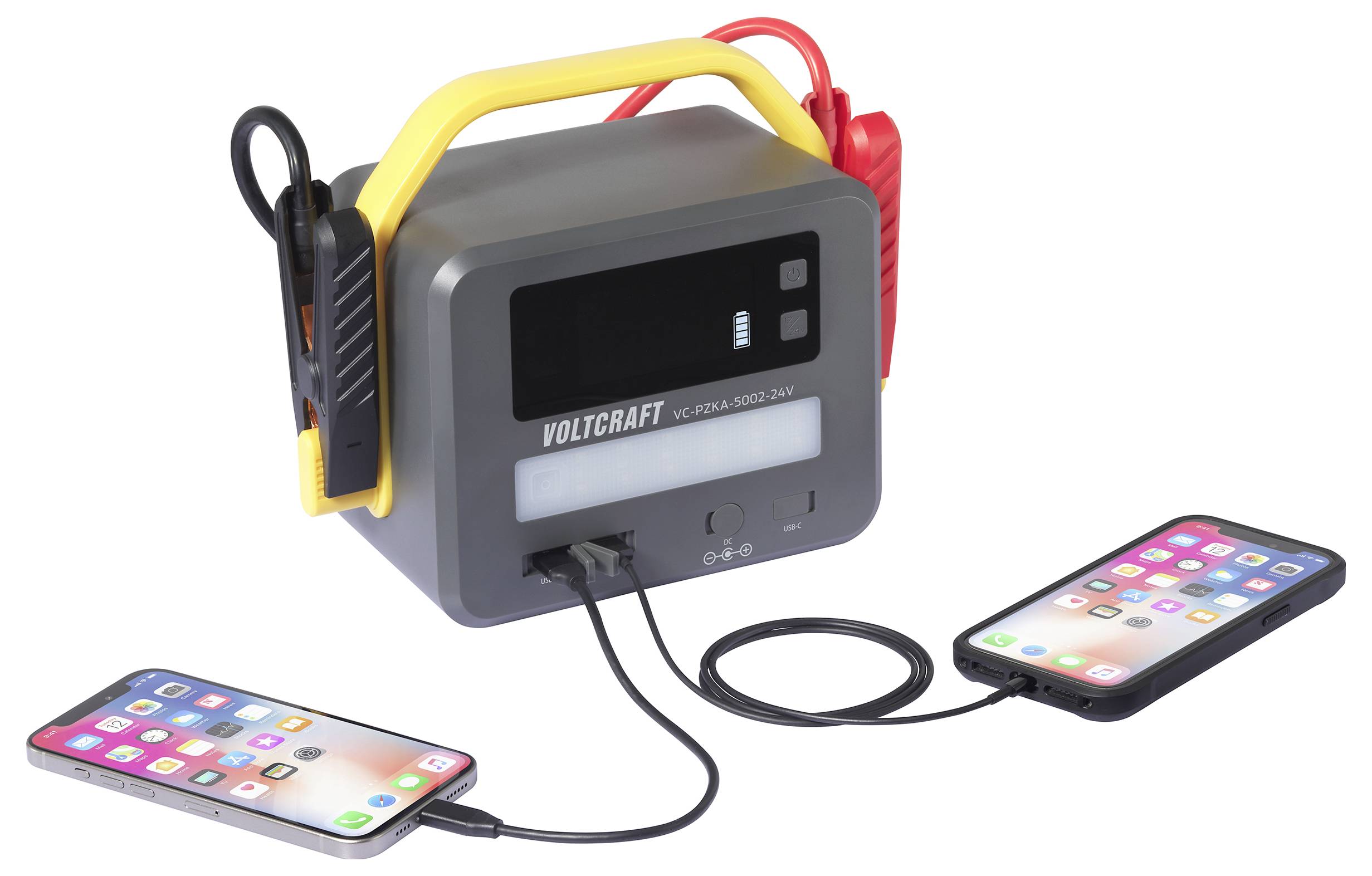 Eine tragbare Stromstation mit angebrachten Starthilfekabeln und zwei angeschlossenen Smartphones, die ihre Fähigkeit zeigt, Geräte aufzuladen.